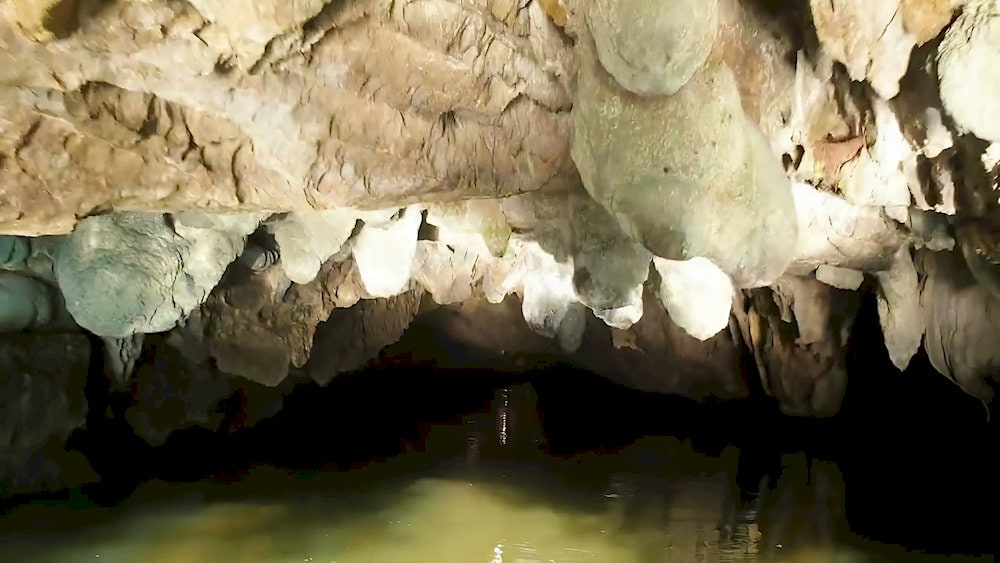 The water-drop-shaped stalactites enhance the space's mysterious and captivating atmosphere